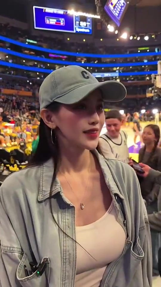 此前美女球迷现场看球