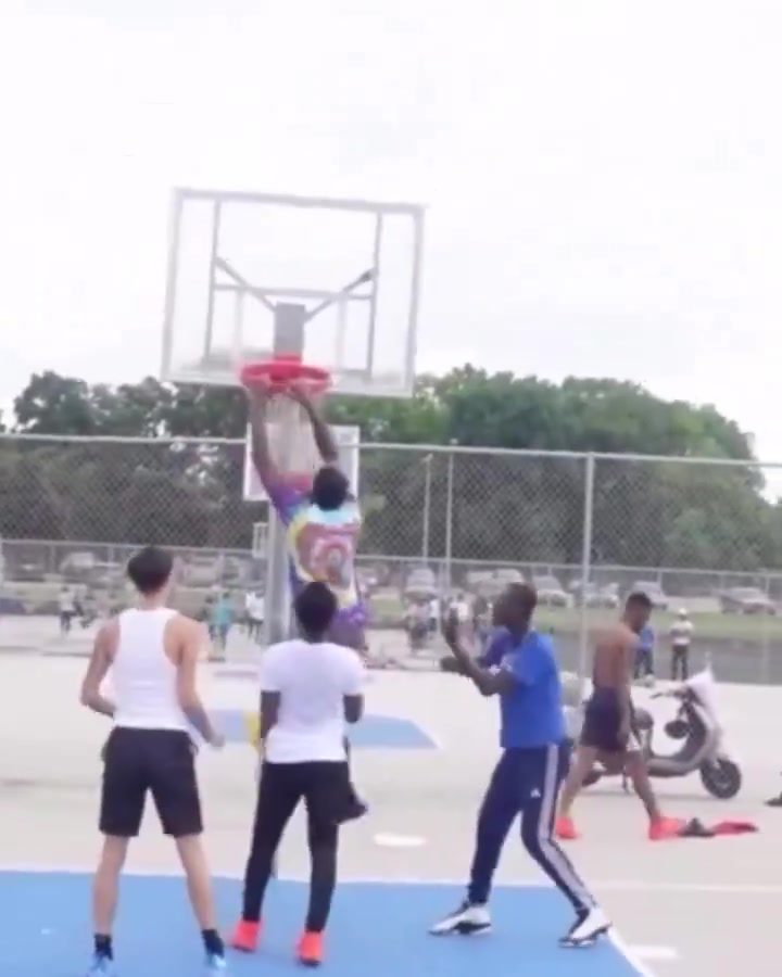 这个抛球角度确实秀翻了